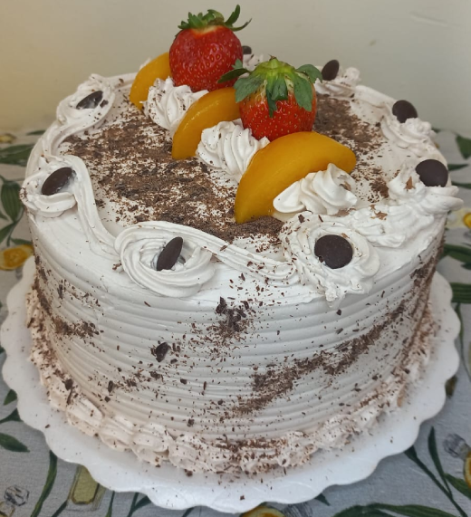 TORTA DE CHOCOLATE Y MENTA: Masa de cacao con ganache menta y chispas de chocolate, para 12 a 15 porciones.