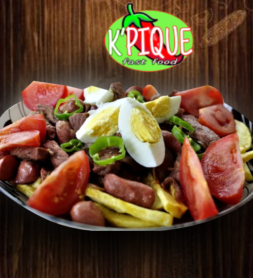 PIQUE MACHO Cochabambino: Papa, carne de res, salchicha, huevo cosido, tomate, cebolla, pimentón, locoto y su jugo tradicional.